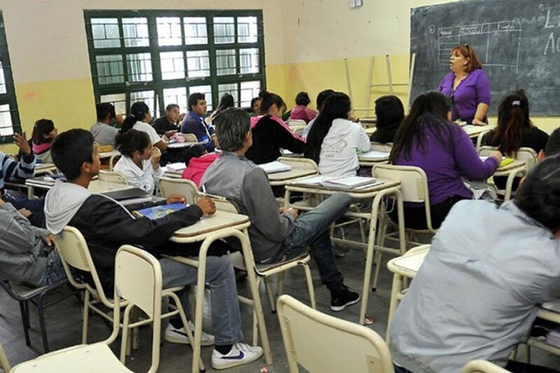 Imagen de Alerta en las escuelas: detectan armas blancas en mochilas de estudiantes y radicaron una denuncia policial