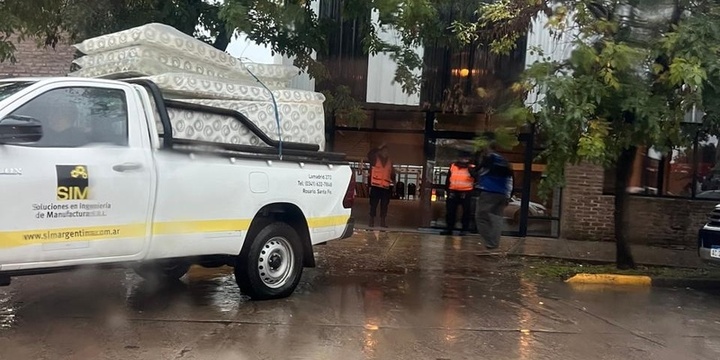 Imagen de Asistencia a evacuados en el Complejo Integral "Los Tiburones"