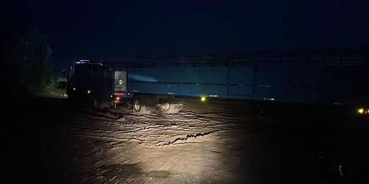 Imagen de Caos en El Ombú: Vecinos atrapados por el barro y la falta de gestión municipal Imagen de Caos en El Ombú: Vecinos atrapados por el barro y la falta de gestión municipal