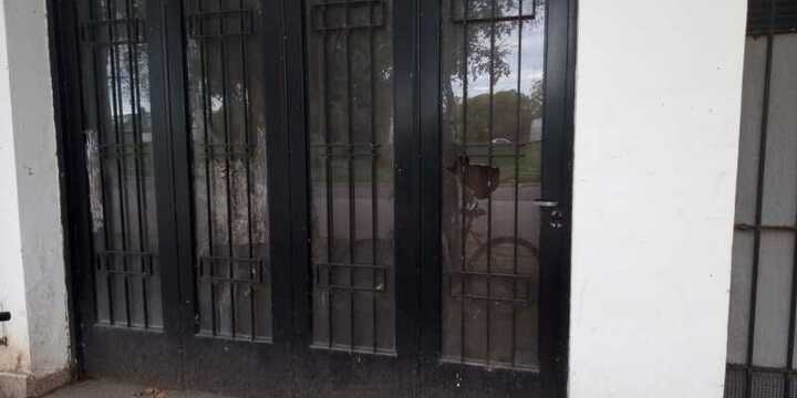 Imagen de Vandalismo recurrente en calle Independencia y Sarmiento: "Arroyo parece tierra de nadie"