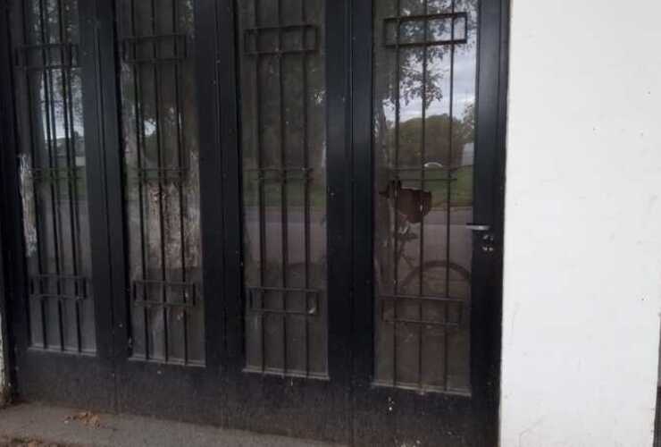 Imagen de Vandalismo recurrente en calle Independencia y Sarmiento: "Arroyo parece tierra de nadie"