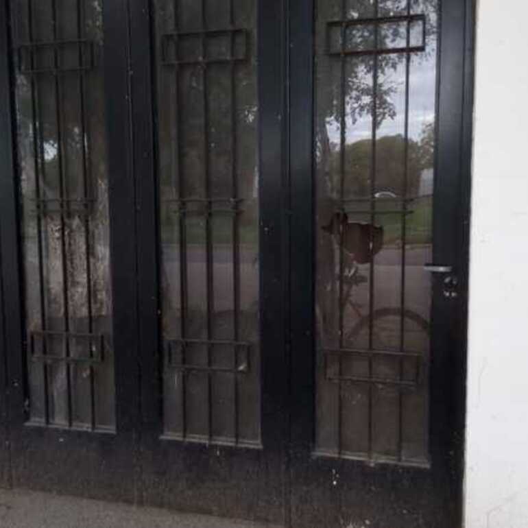 Imagen de Vandalismo recurrente en calle Independencia y Sarmiento: "Arroyo parece tierra de nadie"