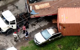 Imagen de Milagro en el Camino Viejo a Soldini: cay&oacute; un contenedor de 45 mil kilos sobre un auto