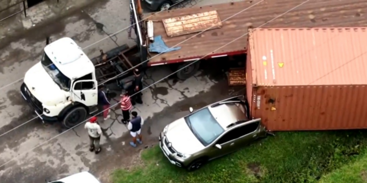 Imagen de Milagro en el Camino Viejo a Soldini: cay&oacute; un contenedor de 45 mil kilos sobre un auto