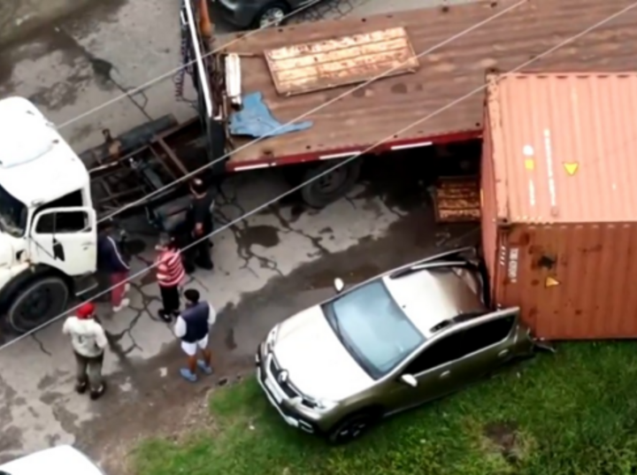 Imagen de Milagro en el Camino Viejo a Soldini: cay&oacute; un contenedor de 45 mil kilos sobre un auto