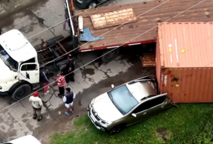 Imagen de Milagro en el Camino Viejo a Soldini: cay&oacute; un contenedor de 45 mil kilos sobre un auto