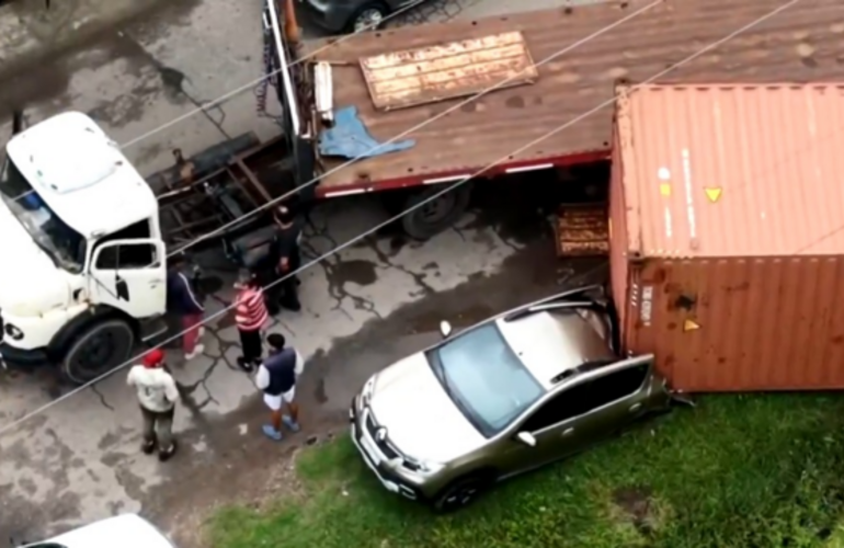 Imagen de Milagro en el Camino Viejo a Soldini: cay&oacute; un contenedor de 45 mil kilos sobre un auto