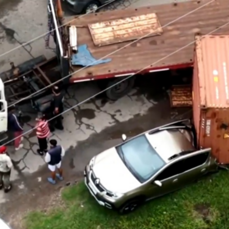 Imagen de Milagro en el Camino Viejo a Soldini: cay&oacute; un contenedor de 45 mil kilos sobre un auto