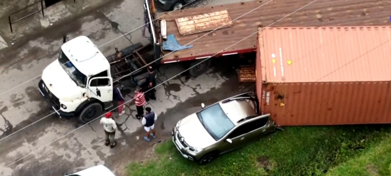 Imagen de Milagro en el Camino Viejo a Soldini: cay&oacute; un contenedor de 45 mil kilos sobre un auto