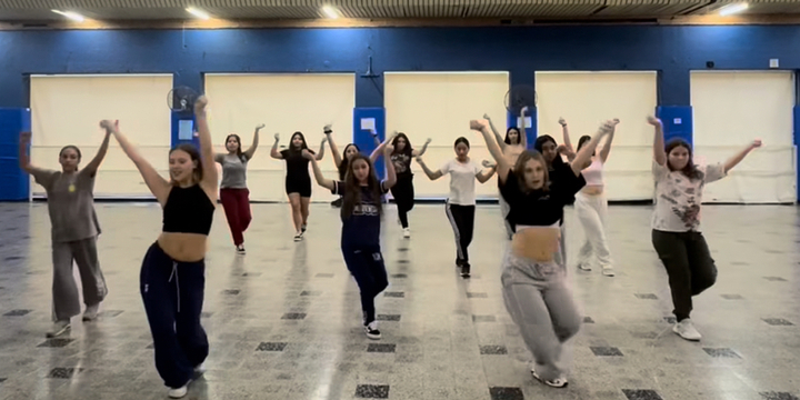 Imagen de Las clases de Danzas Urbanas de ASAC se dividieron en grupos por la gran convocatoria