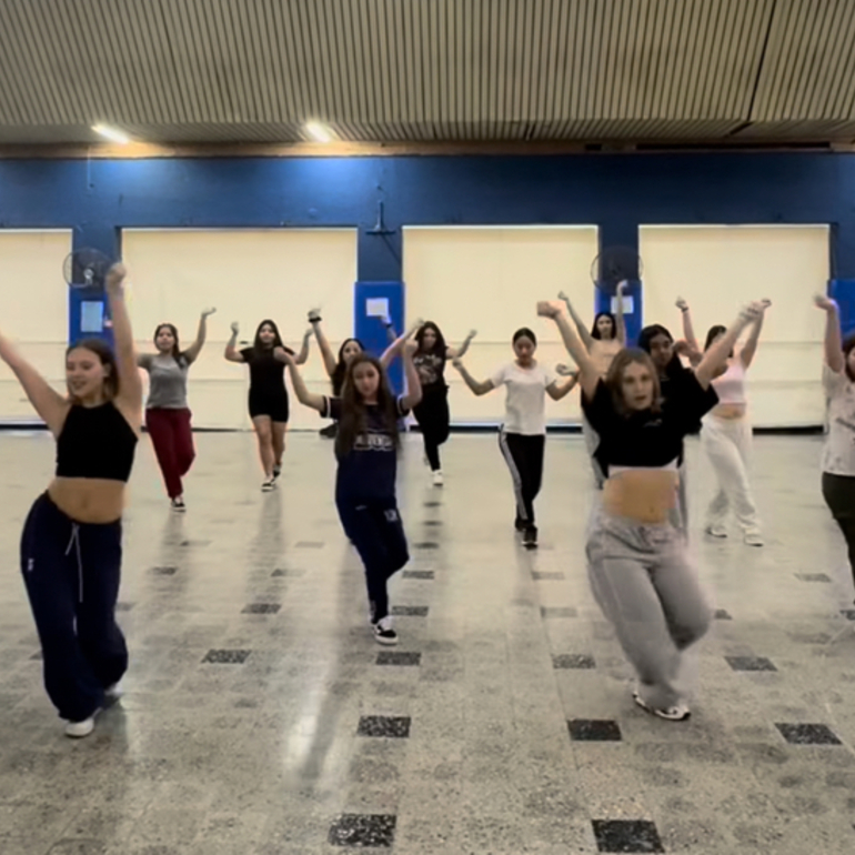 Imagen de Las clases de Danzas Urbanas de ASAC se dividieron en grupos por la gran convocatoria