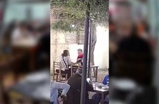 Foto. Captura de pantalla video La Cambicha. El hombre y la mujer fueron filmados en la parrilla de Gutenberg al 900.