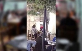 Foto. Captura de pantalla video La Cambicha. El hombre y la mujer fueron filmados en la parrilla de Gutenberg al 900.