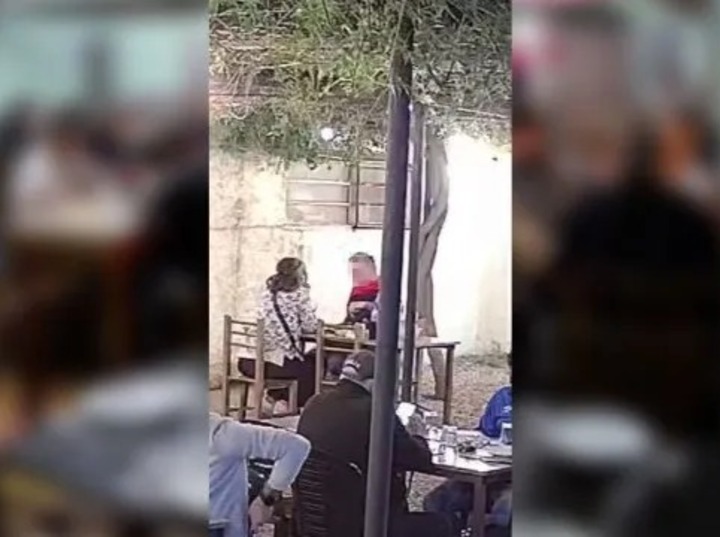 Foto. Captura de pantalla video La Cambicha. El hombre y la mujer fueron filmados en la parrilla de Gutenberg al 900.