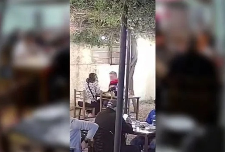 Foto. Captura de pantalla video La Cambicha. El hombre y la mujer fueron filmados en la parrilla de Gutenberg al 900.