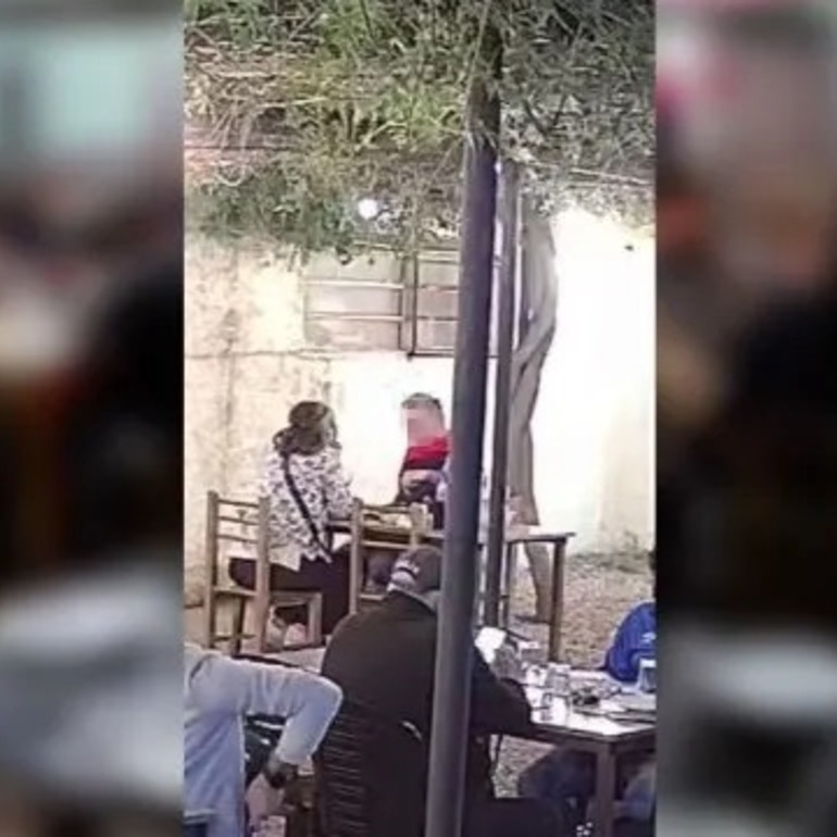 Foto. Captura de pantalla video La Cambicha. El hombre y la mujer fueron filmados en la parrilla de Gutenberg al 900.