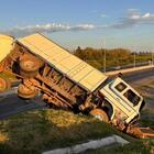 Imagen de Impactante choque en la Autopista Rosario-Santa Fe: un cami&oacute;n cay&oacute; desde un puente