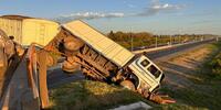 Imagen de Impactante choque en la Autopista Rosario-Santa Fe: un cami&oacute;n cay&oacute; desde un puente