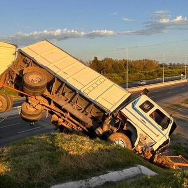 Imagen de Impactante choque en la Autopista Rosario-Santa Fe: un cami&oacute;n cay&oacute; desde un puente