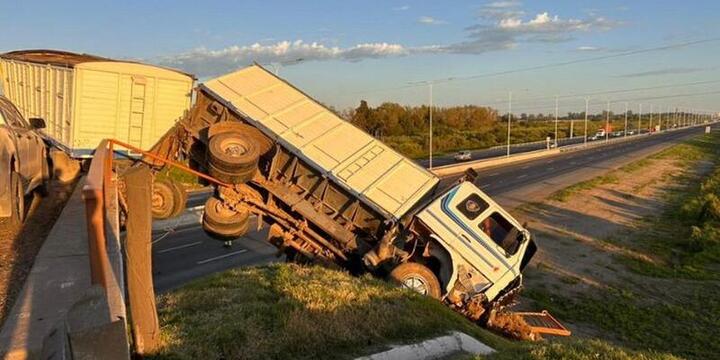 Imagen de Impactante choque en la Autopista Rosario-Santa Fe: un cami&oacute;n cay&oacute; desde un puente