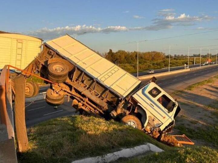 Imagen de Impactante choque en la Autopista Rosario-Santa Fe: un cami&oacute;n cay&oacute; desde un puente
