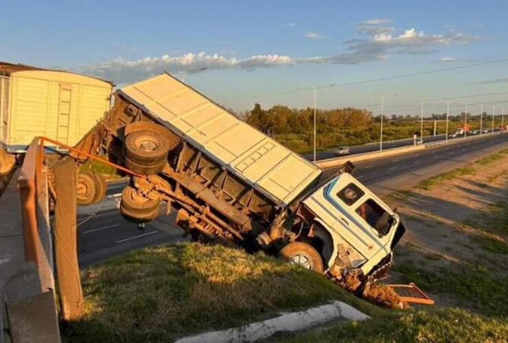 Imagen de Impactante choque en la Autopista Rosario-Santa Fe: un cami&oacute;n cay&oacute; desde un puente