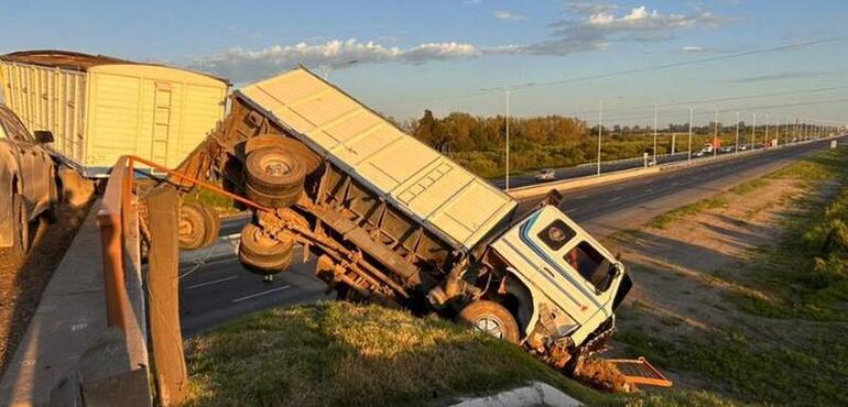 Imagen de Impactante choque en la Autopista Rosario-Santa Fe: un cami&oacute;n cay&oacute; desde un puente