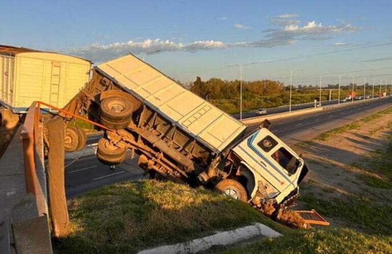 Imagen de Impactante choque en la Autopista Rosario-Santa Fe: un cami&oacute;n cay&oacute; desde un puente