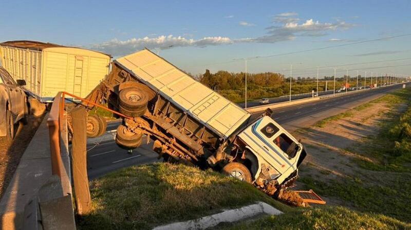 Imagen de Impactante choque en la Autopista Rosario-Santa Fe: un cami&oacute;n cay&oacute; desde un puente