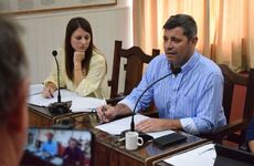 El concejal Gustavo Delorenzi en su exposici&oacute;n en el recinto.