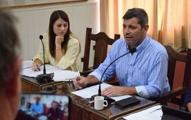 El concejal Gustavo Delorenzi en su exposici&oacute;n en el recinto.