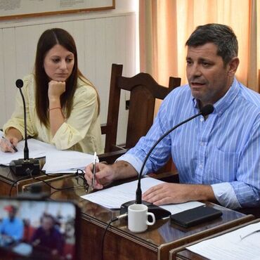 El concejal Gustavo Delorenzi en su exposici&oacute;n en el recinto.