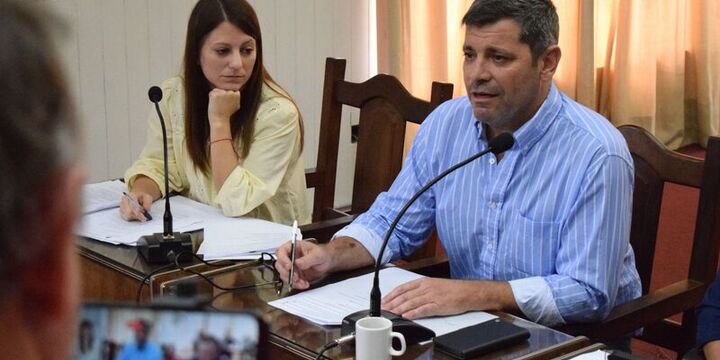 El concejal Gustavo Delorenzi en su exposici&oacute;n en el recinto.
