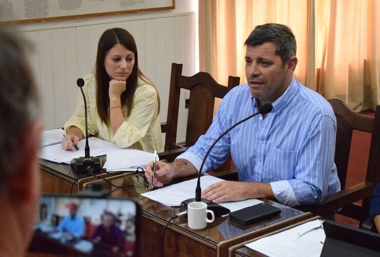 El concejal Gustavo Delorenzi en su exposici&oacute;n en el recinto.