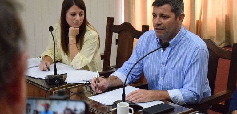 El concejal Gustavo Delorenzi en su exposici&oacute;n en el recinto.