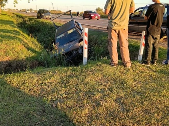 Imagen de Accidente en Ruta 21: un conductor perdi&oacute; el control y termin&oacute; en la zanja