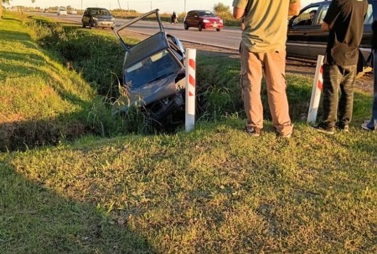 Imagen de Accidente en Ruta 21: un conductor perdi&oacute; el control y termin&oacute; en la zanja