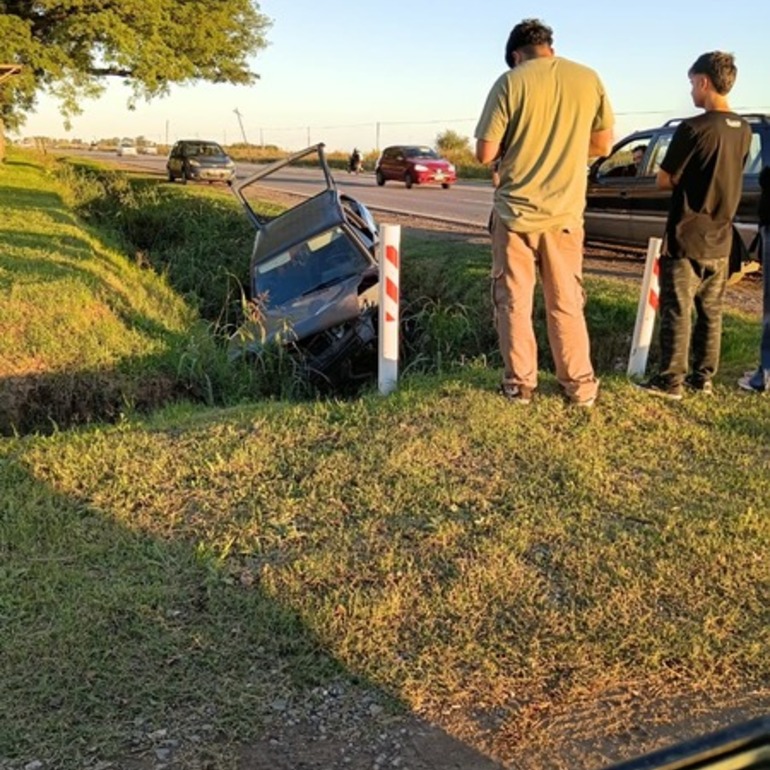 Imagen de Accidente en Ruta 21: un conductor perdi&oacute; el control y termin&oacute; en la zanja