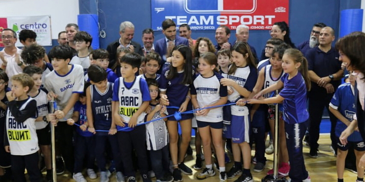Imagen de Hoy se cumple 1 a&ntilde;o de la inauguraci&oacute;n del piso de Parquet de ASAC con la visita del gobernador Pullaro