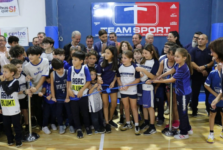 Imagen de Hoy se cumple 1 a&ntilde;o de la inauguraci&oacute;n del piso de Parquet de ASAC con la visita del gobernador Pullaro