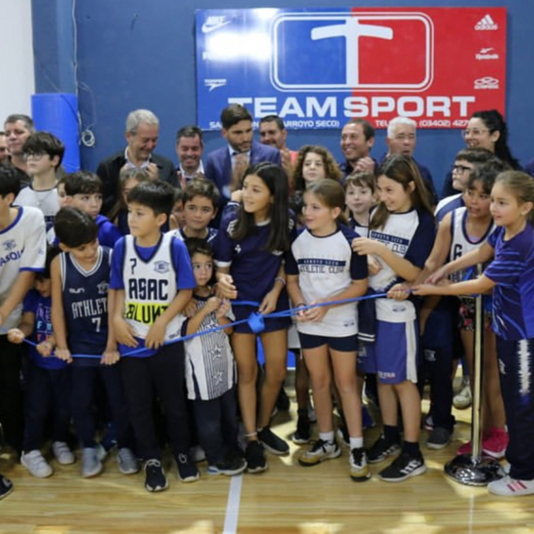 Imagen de Hoy se cumple 1 a&ntilde;o de la inauguraci&oacute;n del piso de Parquet de ASAC con la visita del gobernador Pullaro