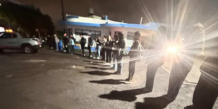 Imagen de Usuarios que viajan a Rosario denuncian demoras, sobrecarga y gastos extra en el transporte