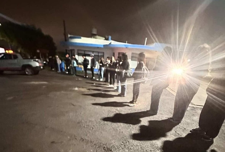 Imagen de Usuarios que viajan a Rosario denuncian demoras, sobrecarga y gastos extra en el transporte