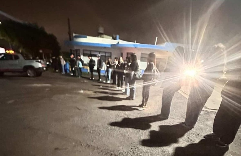 Imagen de Usuarios que viajan a Rosario denuncian demoras, sobrecarga y gastos extra en el transporte