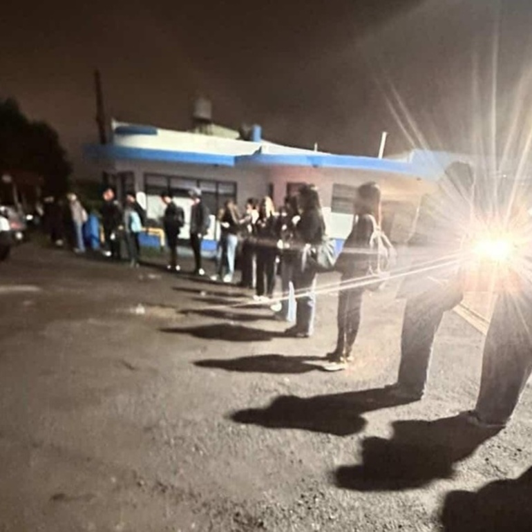 Imagen de Usuarios que viajan a Rosario denuncian demoras, sobrecarga y gastos extra en el transporte