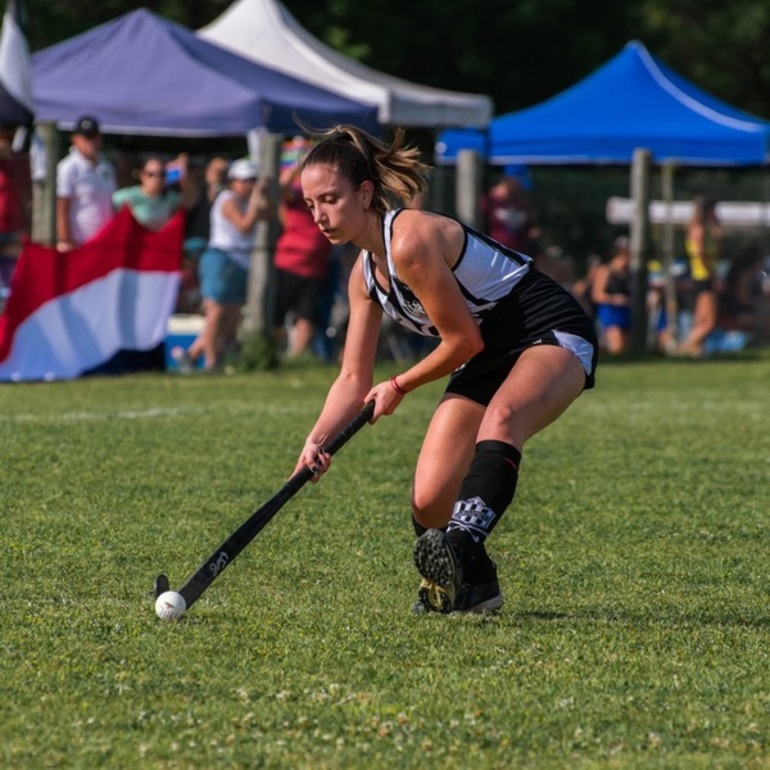Imagen de Uni&oacute;n visita a Porvenir Talleres en jornada de hockey femenino