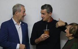 Imagen de Otra vez para la foto: Ciro Seisas visit&oacute; s&oacute;lo unos minutos la ciudad por 12 escrituras que no se entregaron