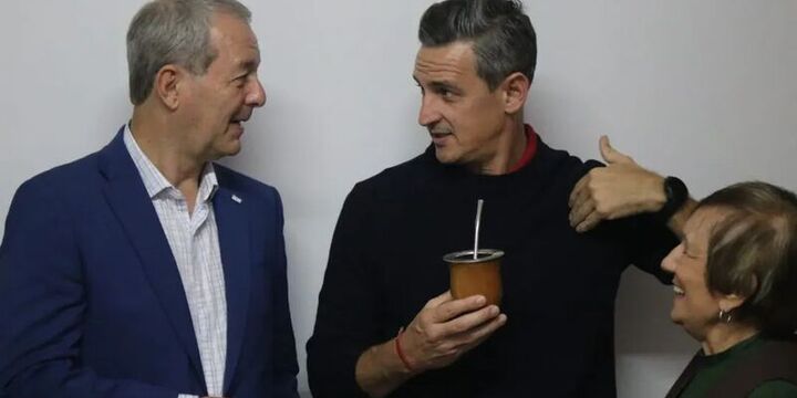 Imagen de Otra vez para la foto: Ciro Seisas visit&oacute; s&oacute;lo unos minutos la ciudad por 12 escrituras que no se entregaron