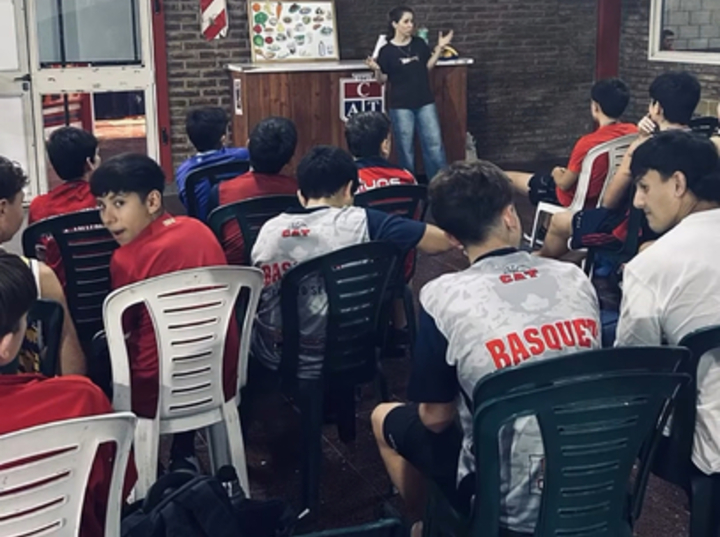 Imagen de La subcomisi&oacute;n de b&aacute;squet de Talleres, realiz&oacute; una charla nutricional para sus jugadores