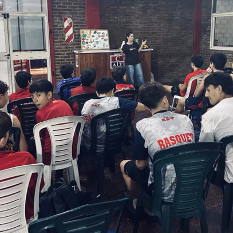 Imagen de La subcomisi&oacute;n de b&aacute;squet de Talleres, realiz&oacute; una charla nutricional para sus jugadores